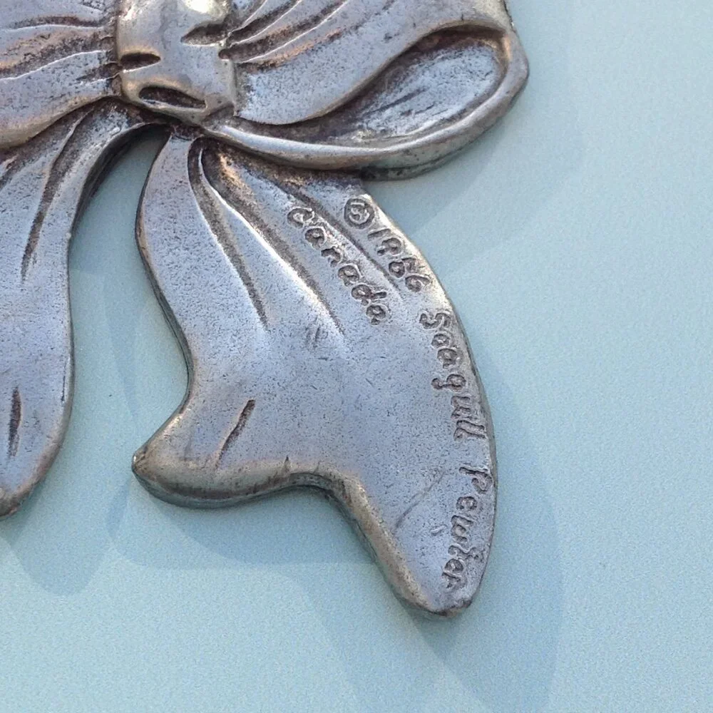 Seagull Pewter of Canada 1986 Animated Bow Key Chain Keychain Charm Fob